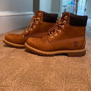 Barely worn Timberland boot Size M7